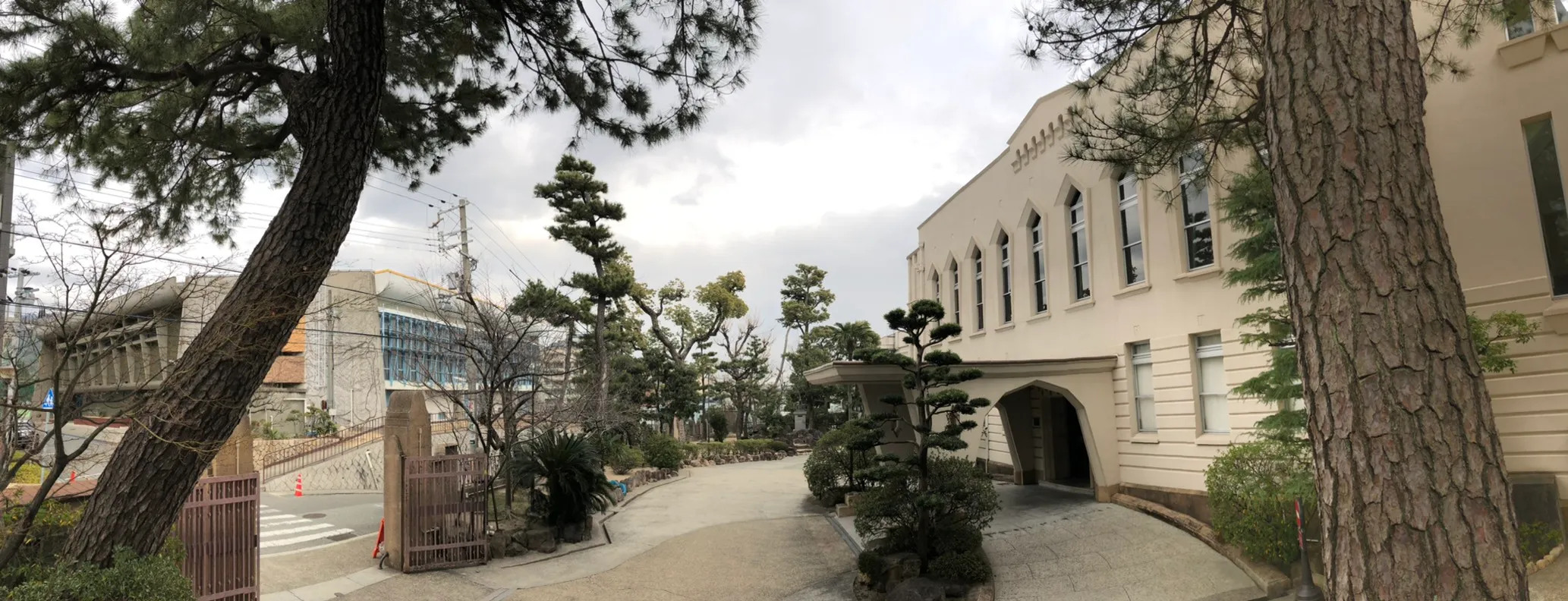 灘高校の正門付近の風景
