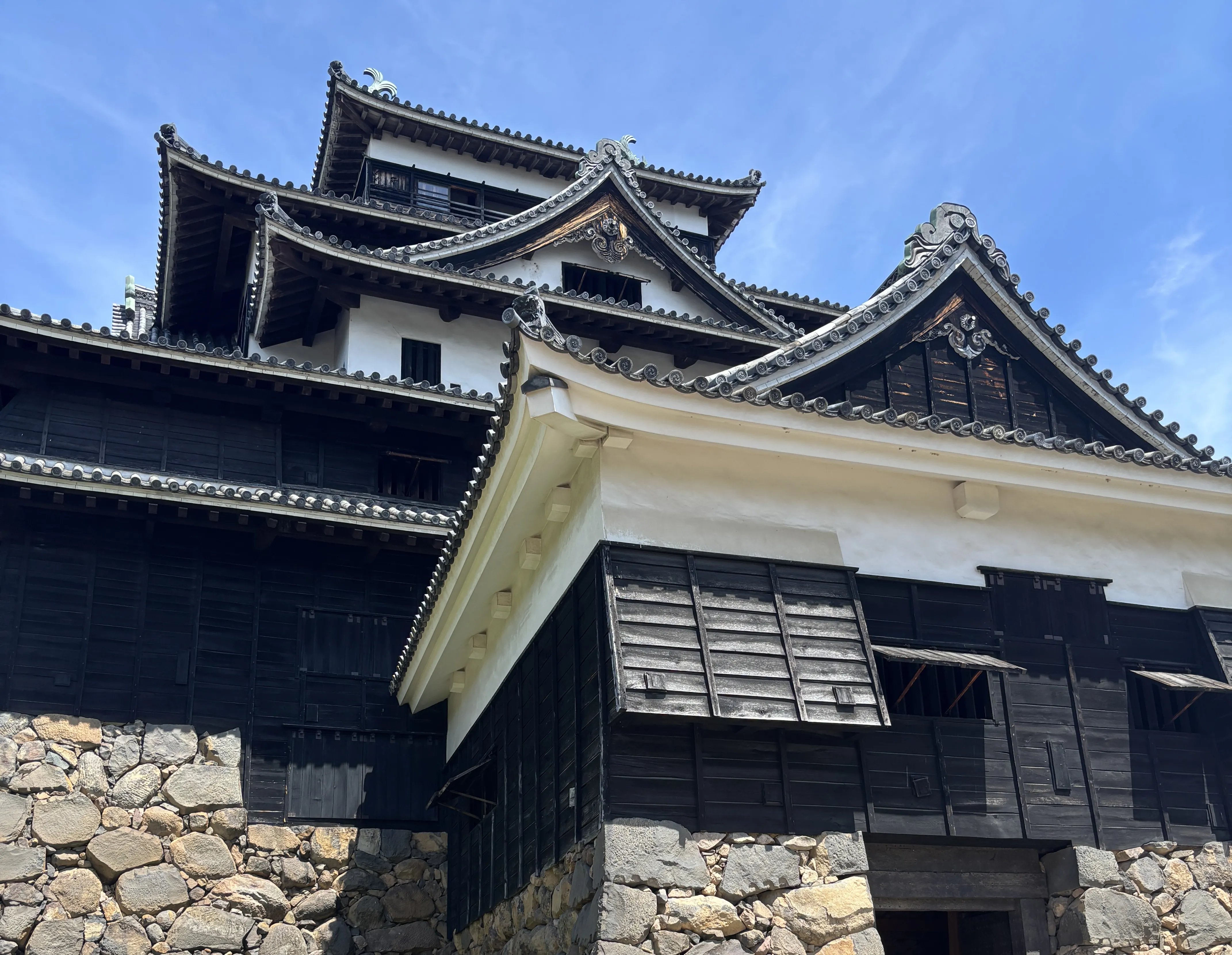 国宝・松江城の天守はなぜ黒い?湖畔に立つ「千鳥城」の魅力を徹底レビュー